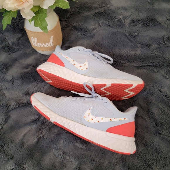 Nike the Women's Revolution 5 Running Shoes - Picture 13 of 14